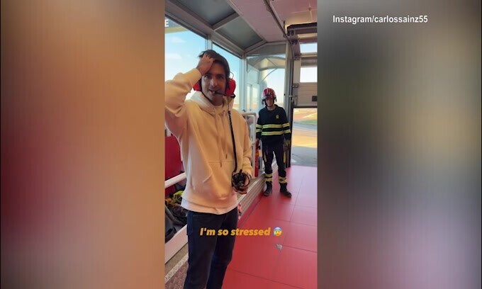 Sainz che emozione! Il papà guida la Ferrari