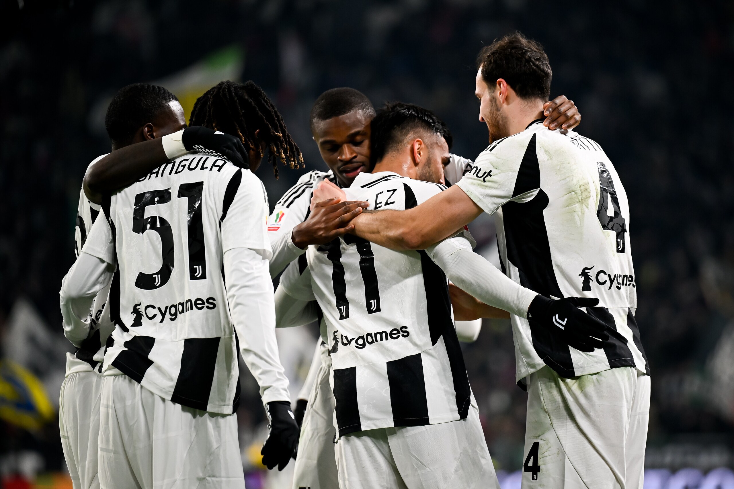 Juve, travolto il Cagliari. Roma: torna Balzaretti