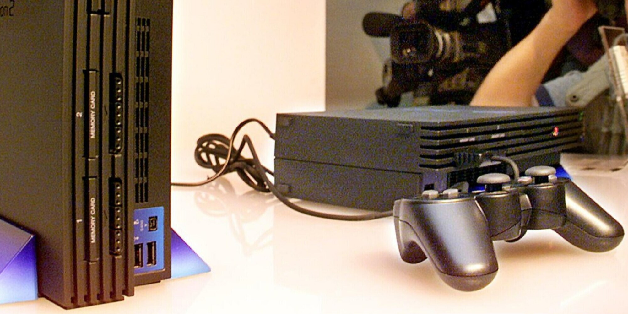 Bestemmia e urla mentre gioca alla PlayStation di notte: vicina accoltella la madre