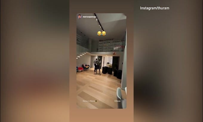 Marcus Thuram gioca a basket con la maglia della Fiorentina