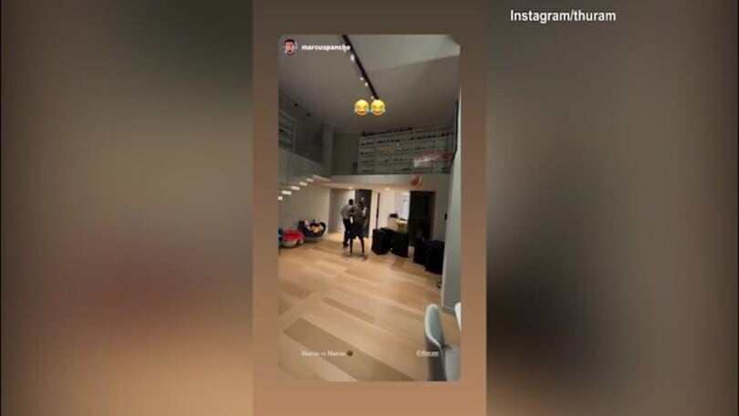 Marcus Thuram gioca a basket con la maglia della Fiorentina