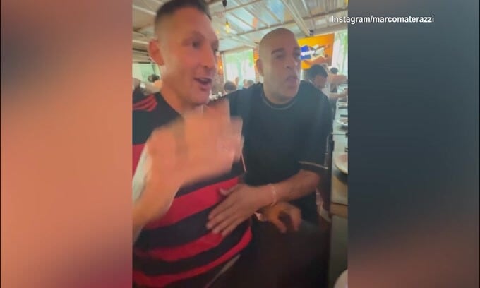 Materazzi in maglia rossonera e Adriano non si trattiene