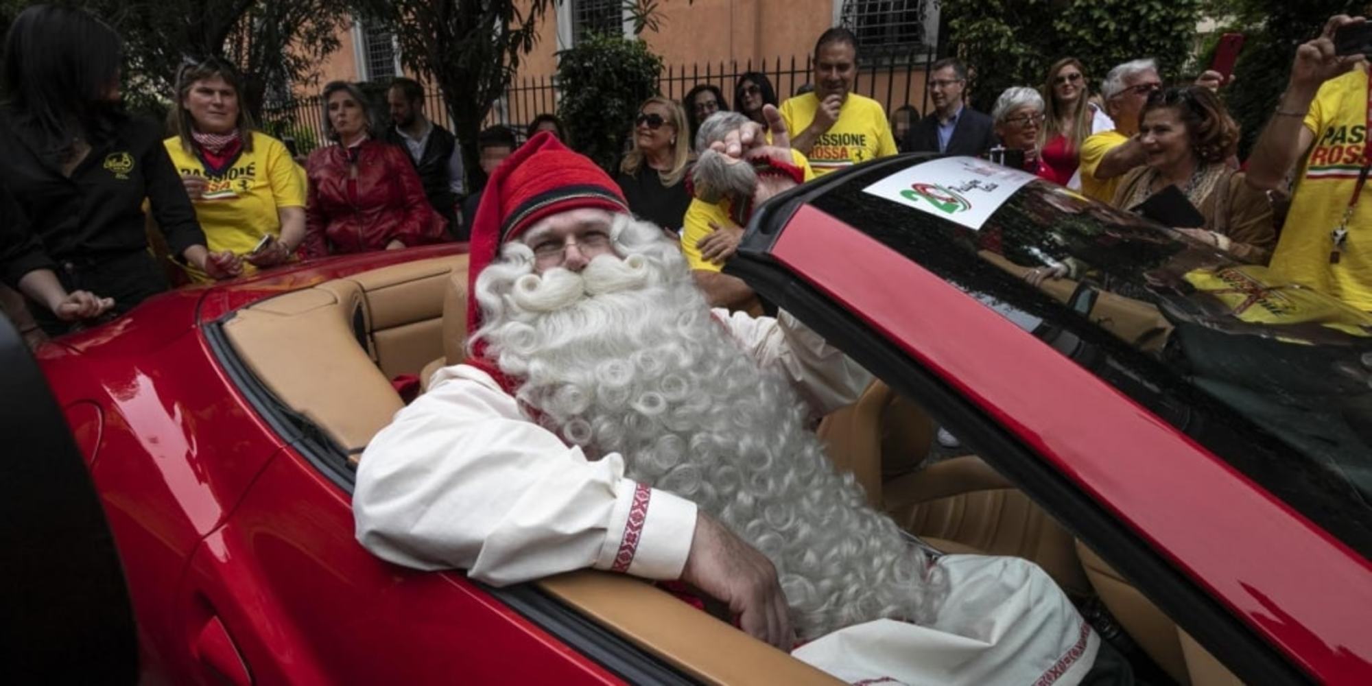 Il Babbo Natale del Ferrari Club: passione Rossa dai bambini del Gemelli