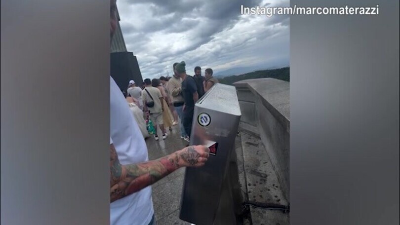Insulti all'Inter: Materazzi strappa l'adesivo...