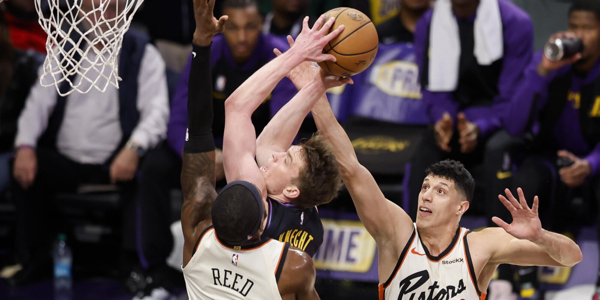 Nba, Fontecchio da urlo: Detroit batte i Lakers. Embiid perde la testa