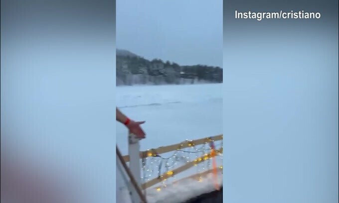 CR7 a petto nudo in Lapponia, ma non ha freddo?