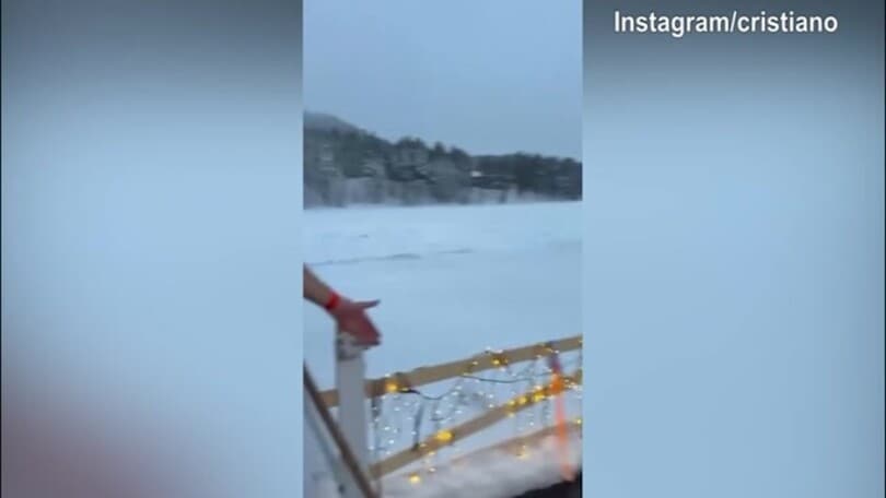 CR7 a petto nudo in Lapponia, ma non ha freddo?