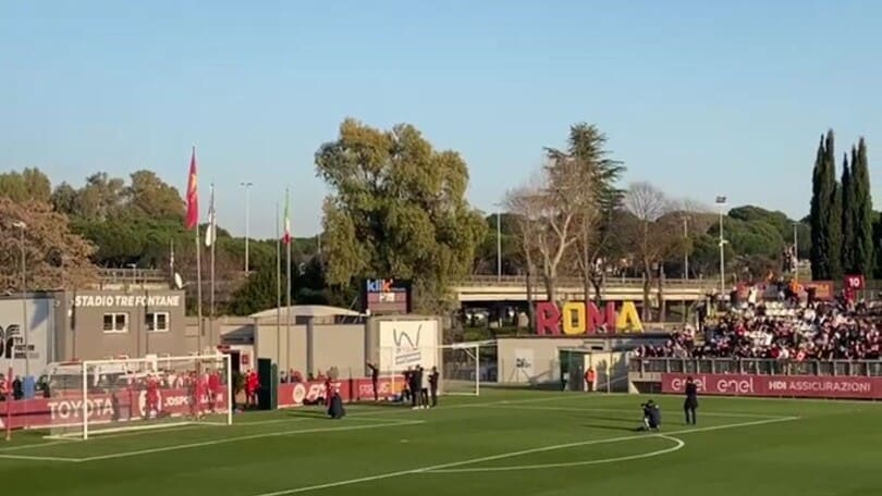 Roma, entusiasmo alle stelle al Tre Fontane per l'ingresso in campo della squadra