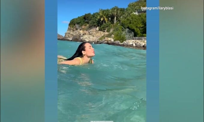 Ilary nuota nel mare dei Caraibi