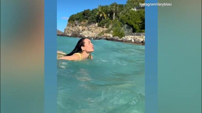 Ilary nuota nel mare dei Caraibi