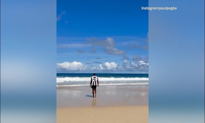 Pogba, palleggi in riva al mare
