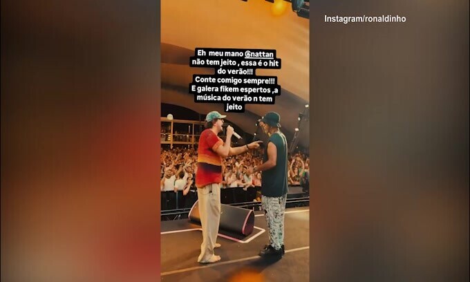 Ronaldinho cantante fa impazzire la folla