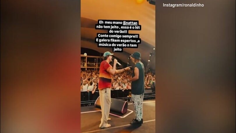 Ronaldinho cantante fa impazzire la folla