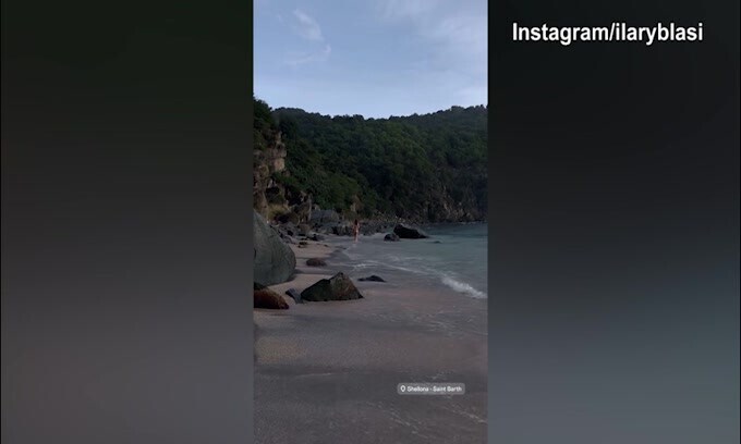 Ilary Blasi, passeggiata sulla spiaggia dei Caraibi