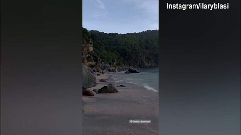 Ilary Blasi, passeggiata sulla spiaggia dei Caraibi