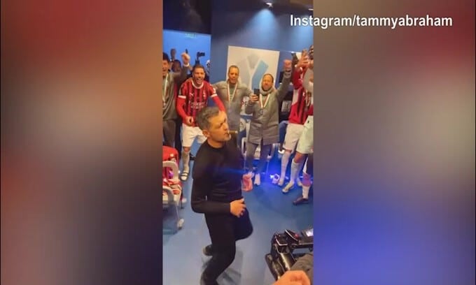 Milan, Conceicao festeggia con il sigaro la vittoria in Supercoppa Italiana
