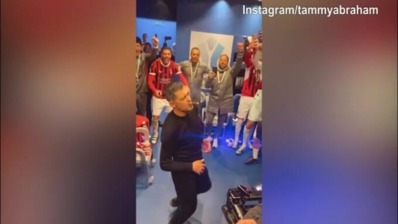 Milan, Conceicao festeggia con il sigaro la vittoria in Supercoppa Italiana