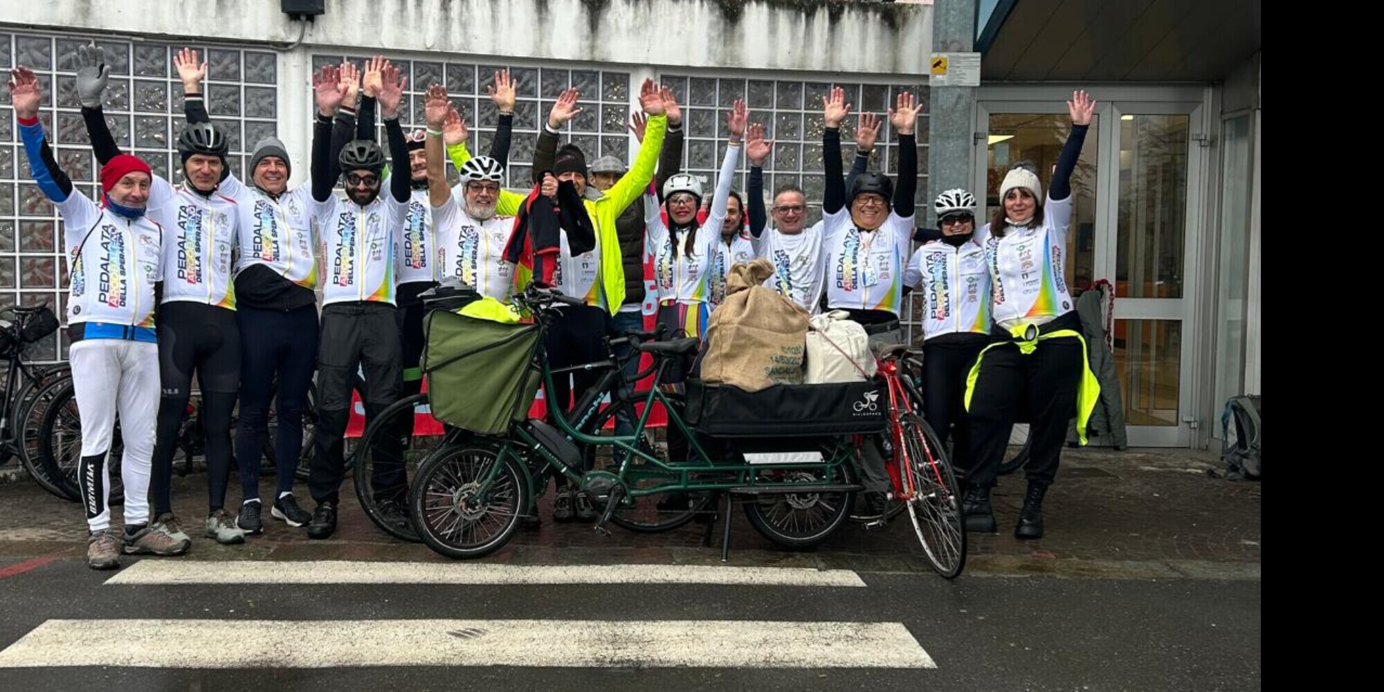 La Befana in bicicletta porta doni, allegria e solidarietà