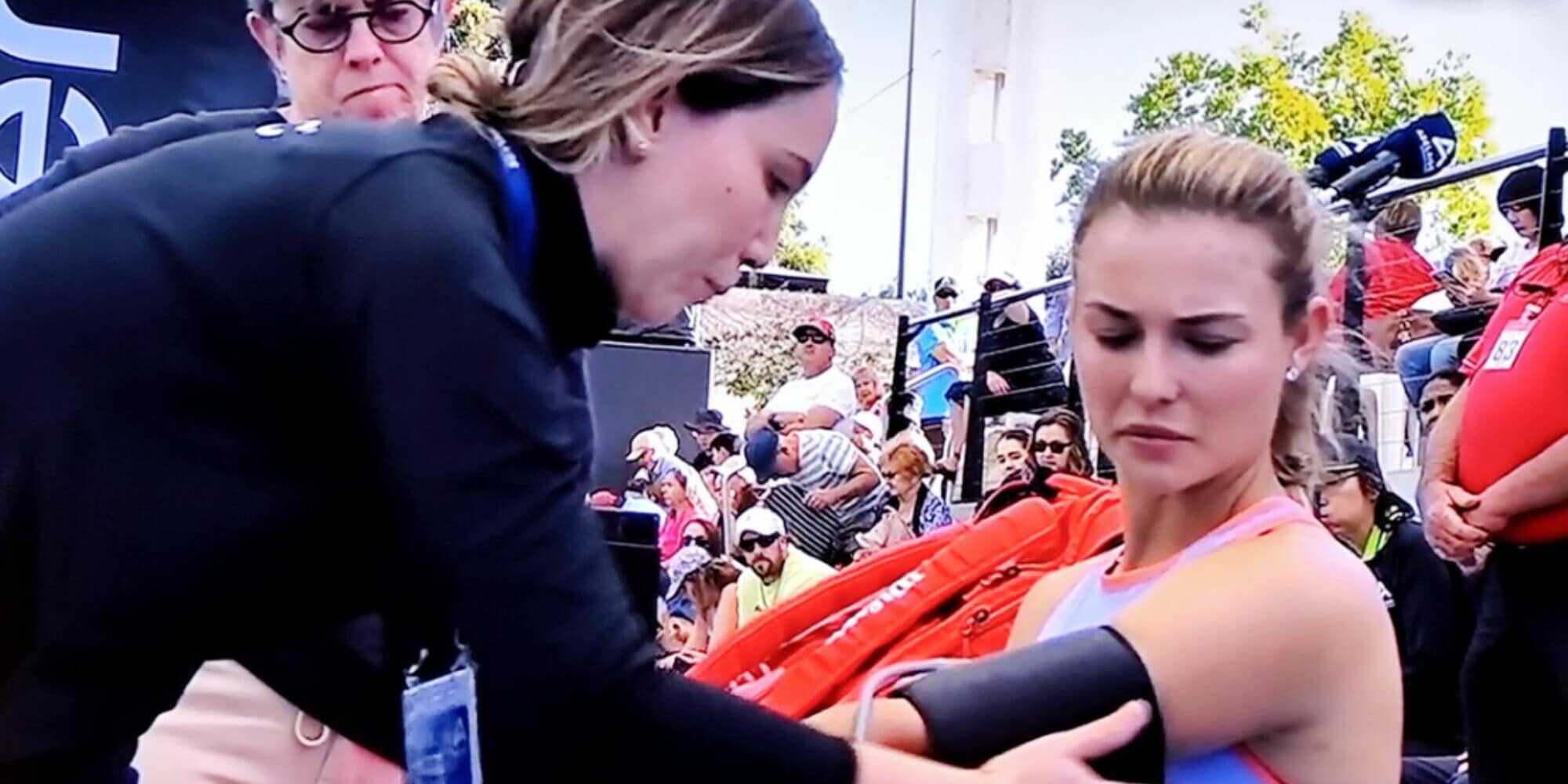 Paura per Anna Kalinskaya, si sente male in campo ad Adelaide: interviene il medico