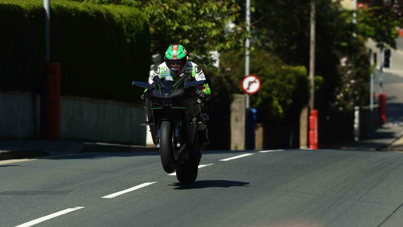 La Kawasaki H2R è un “jet”: 331,2 km/h (foto)