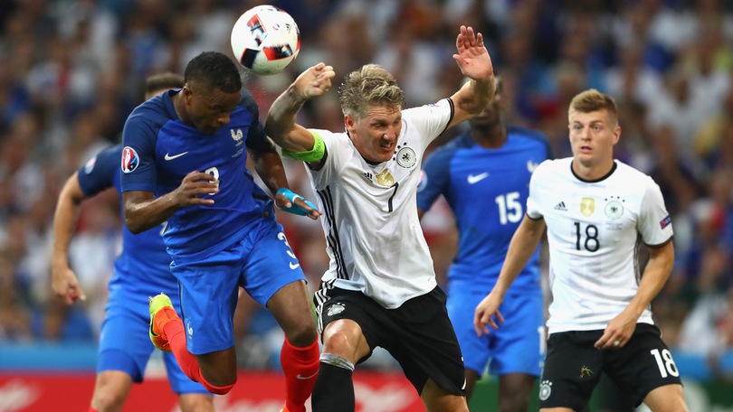 Fallo di mano di Schweinsteiger, è rigore per la Francia