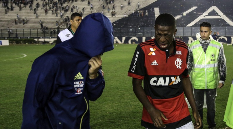 Brasile, scontri dopo Vasco-Flamengo: Vinicius Junior accecato dai lacrimogeni