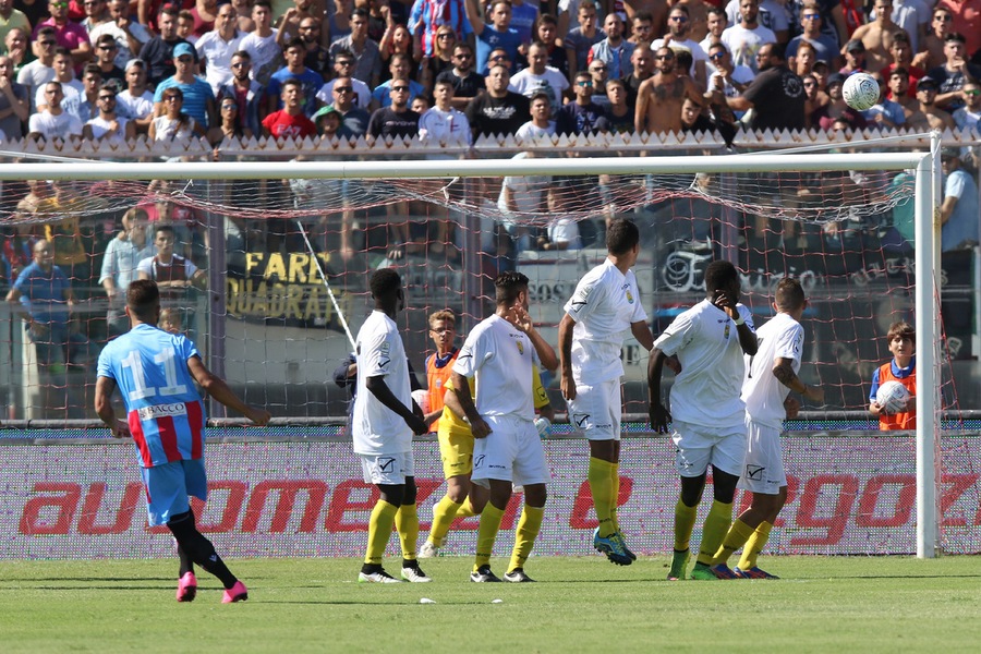 Catania, lampi Calil: successo con brividi