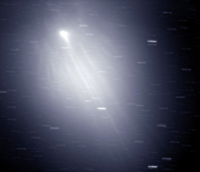 Cometa e luna piena in cielo a Natale