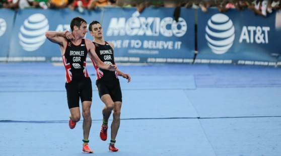 Triathlon, il fratello sta male e lui lo aiuta per portarlo al traguardo: il video