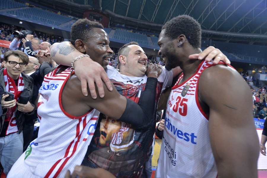 Hazell salva Pesaro, Cremona scende in A2