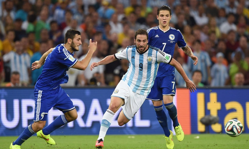 Calciomercato, Higuain-Barcellona, la quota scende ancora