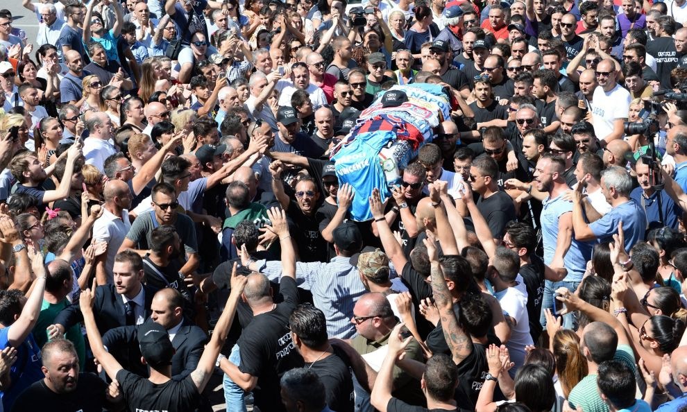 Napoli, in migliaia al funerale di Ciro