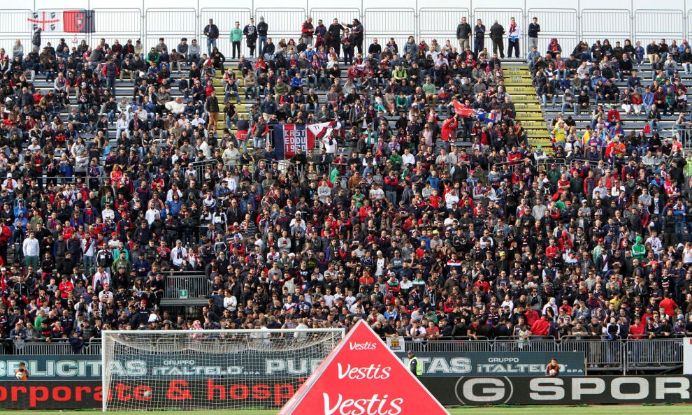 Fumogeni Cagliari-Napoli. Daspo a 2 ultra rossoblù 