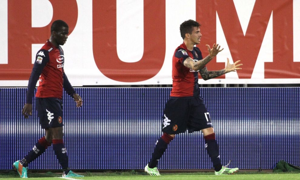 Cagliari, Farias-Cop con M'Poku alle spalle Cagliari, Farias-Cop con M'Poku alle spalle