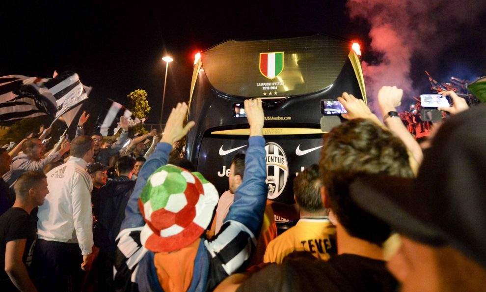 Champions Juve, tifosi in delirio abbracciano la squadra 