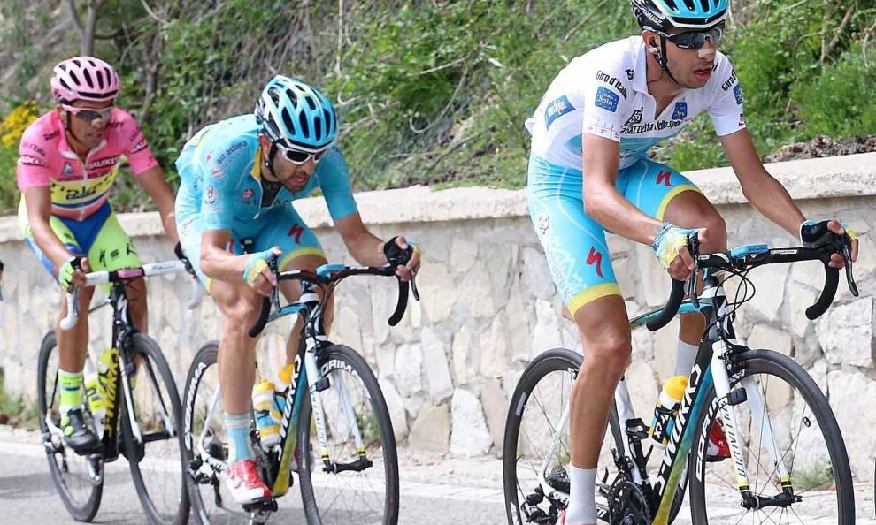 Aru querela Henderson per messaggi su Twitter