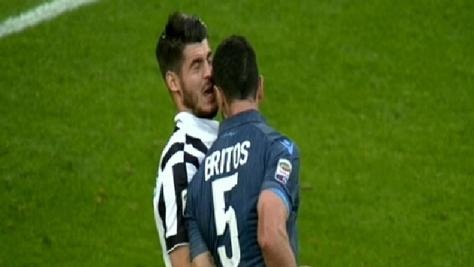 Napoli, Britos dopo la testata a Morata: «Chiedo scusa a tutti, ho sbagliato»