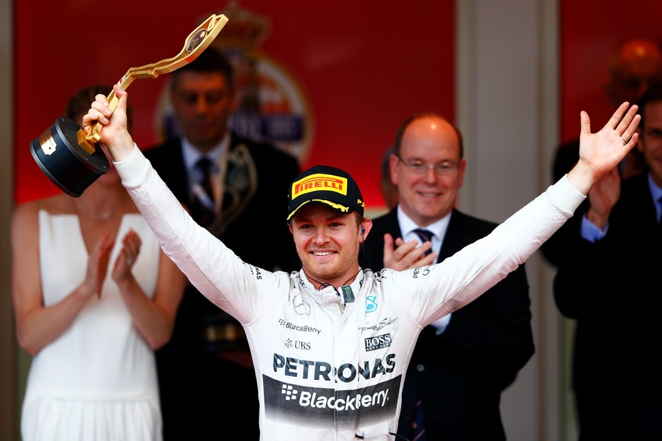 F1, Hamilton beffato: Rosberg rimonta in quota