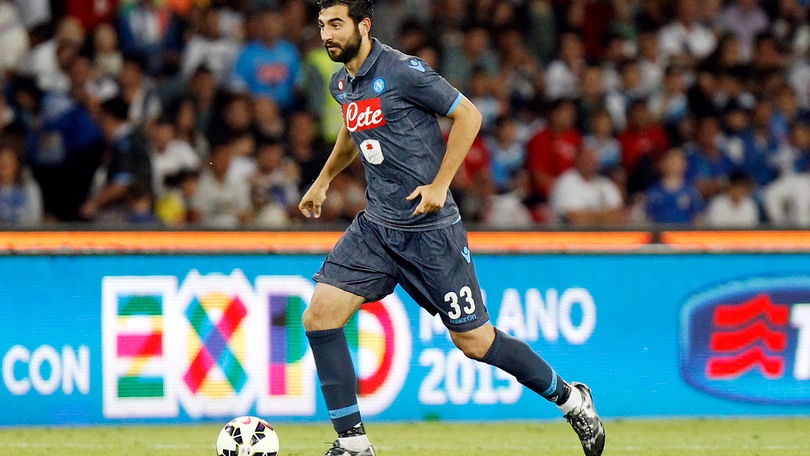 Napoli, si ferma Albiol: problema al ginocchio Napoli, si ferma Albiol: problema al ginocchio