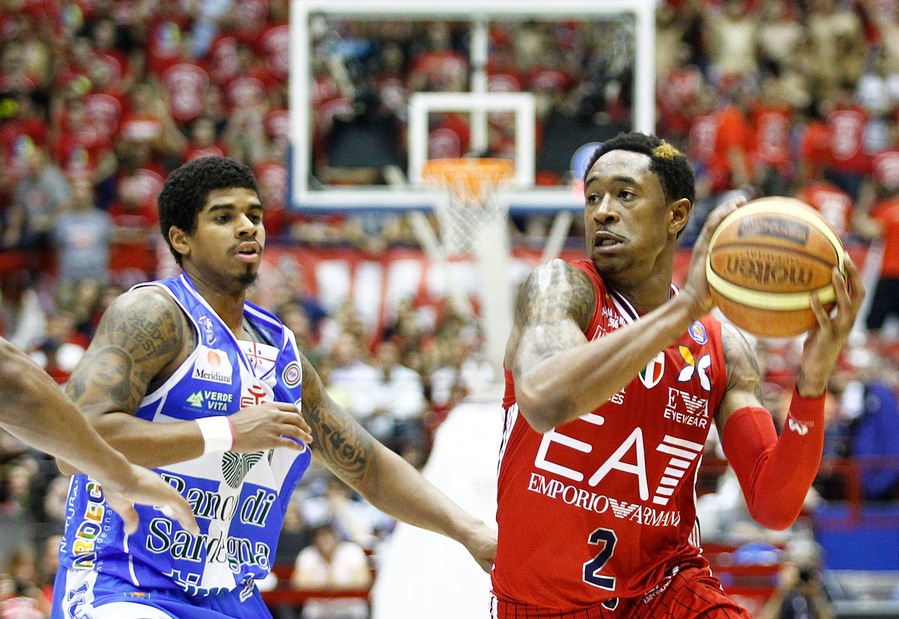 Basket, play off scudetto: Milano avanti a Sassari