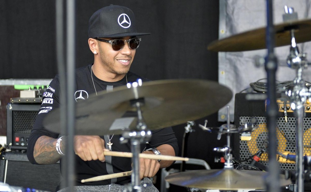 F1, Hamilton a lezione di galateo dalla Regina