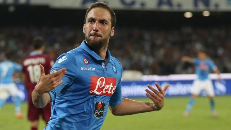 Napoli, summit segreto con la famiglia Higuain Napoli, summit segreto con la famiglia Higuain