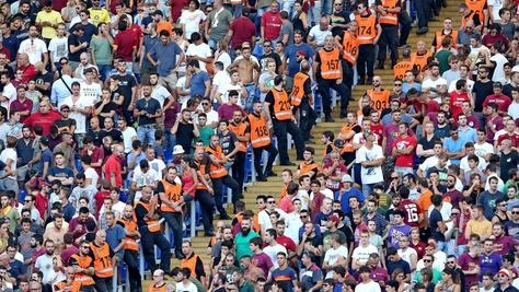 Roma, Curva sud di spalle per protesta