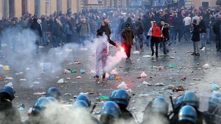 Tifosi Feyenoord, l'Olanda procede: violenza e danni