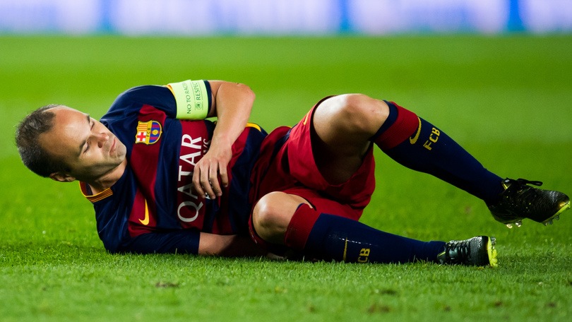Barcellona, out anche Iniesta: "Un mese di stop"