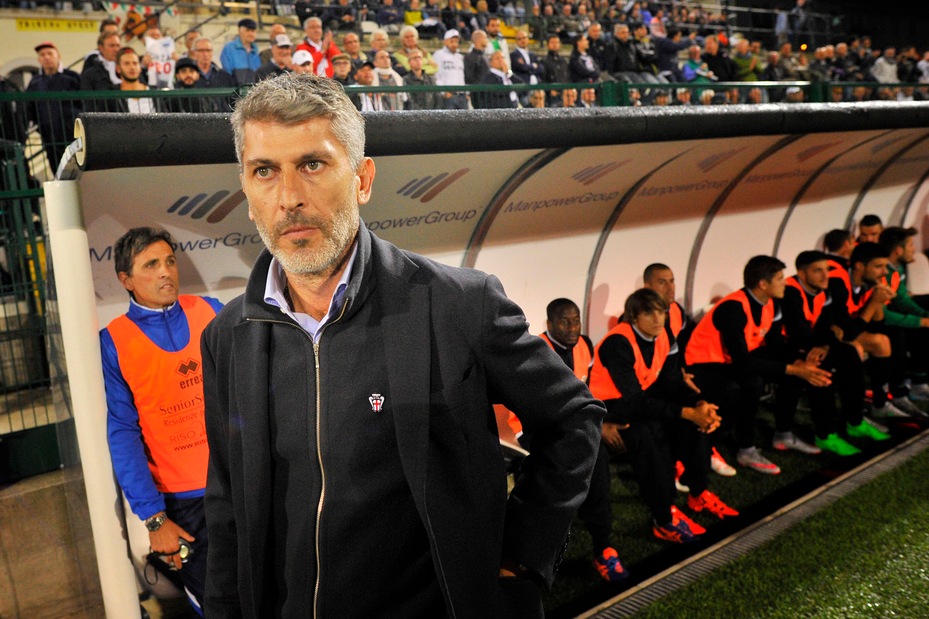 Pro Vercelli, esonerato il tecnico Scazzola