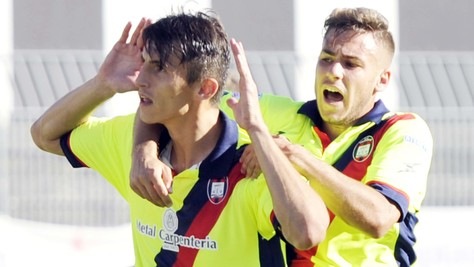 Crotone sempre primo. Poker Cagliari, derby al Perugia