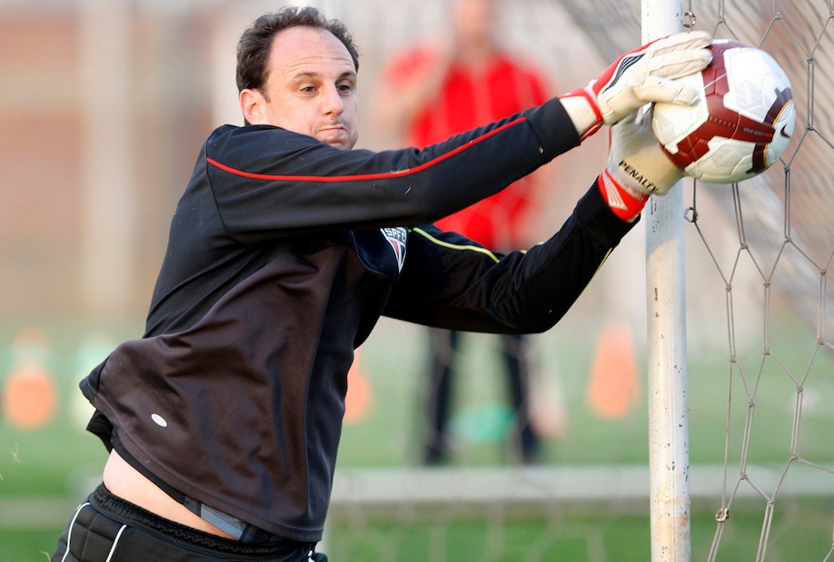 Rogerio Ceni si ritira. Il portiere-goleador dice basta