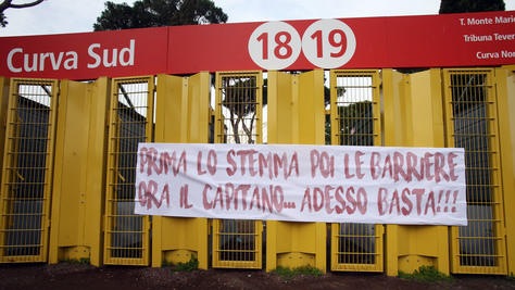 Roma, la Sud alza la voce: «Prima lo stemma, poi le barriere, ora il Capitano. Adesso basta!»