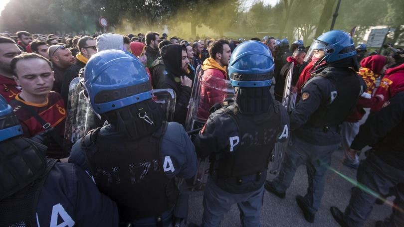 Lazio-Galatasaray, tifosi turchi a Roma: accoltellati e bombe carta - LA DIRETTA -